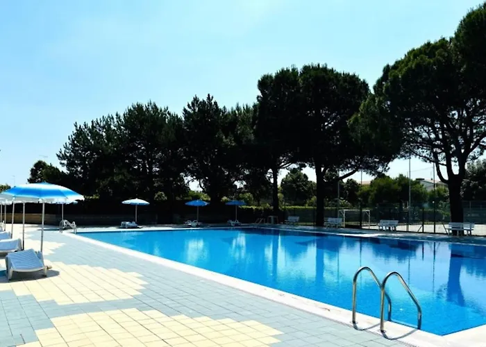 Cozy Flat With Patio Μπιμπιόνε