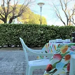 Cozy Flat With Patio 비비오네